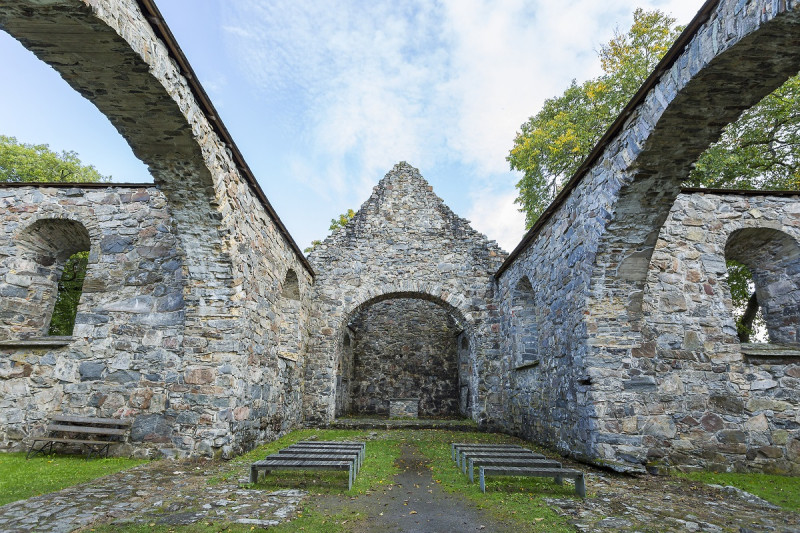 Ruinas de iglesia de Nes, en región de Oslo. Foto: Dronegutta-Visit Norway.