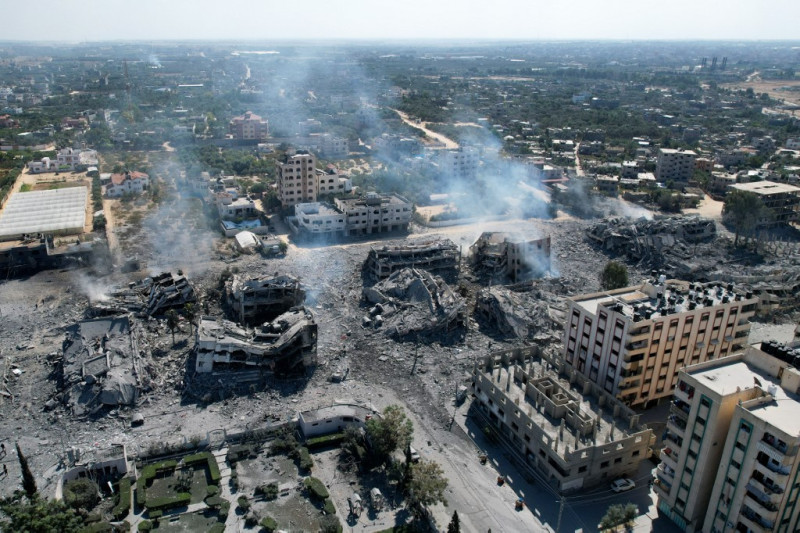 Una vista aérea muestra edificios destruidos en la ciudad de al-Zahra, al sur de la ciudad de Gaza, el 20 de octubre de 2023 tras los bombardeos israelíes de la noche en medio de los combates en curso entre Israel y el grupo palestino Hamás.