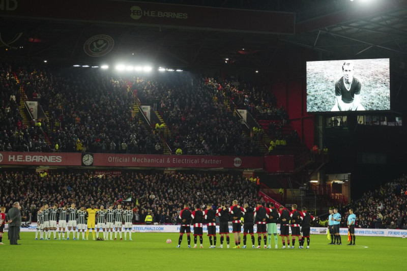 La imagen de Bobby Charlton, excapitán de Inglaterra, aparece en la pantalla gigante en Sheffield, tras la noticia de su deceso y antes de un partido ante el United.