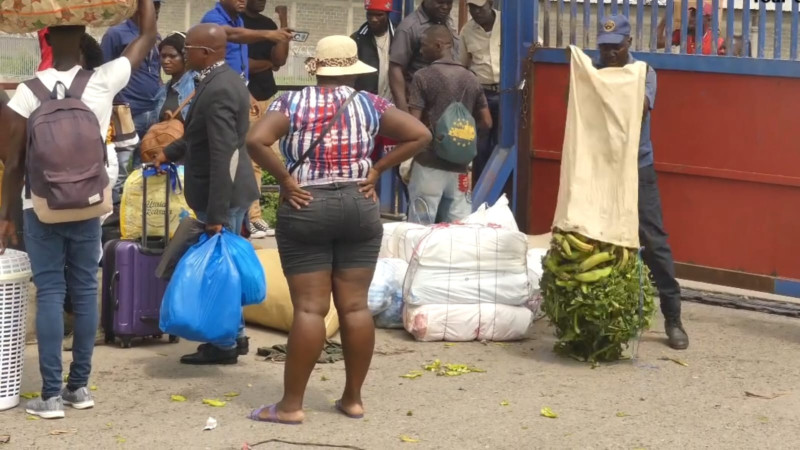 Ante el cierre de la frontera en Haití, haitianos buscan la manera de llevar alimentos para hogares y comercio.