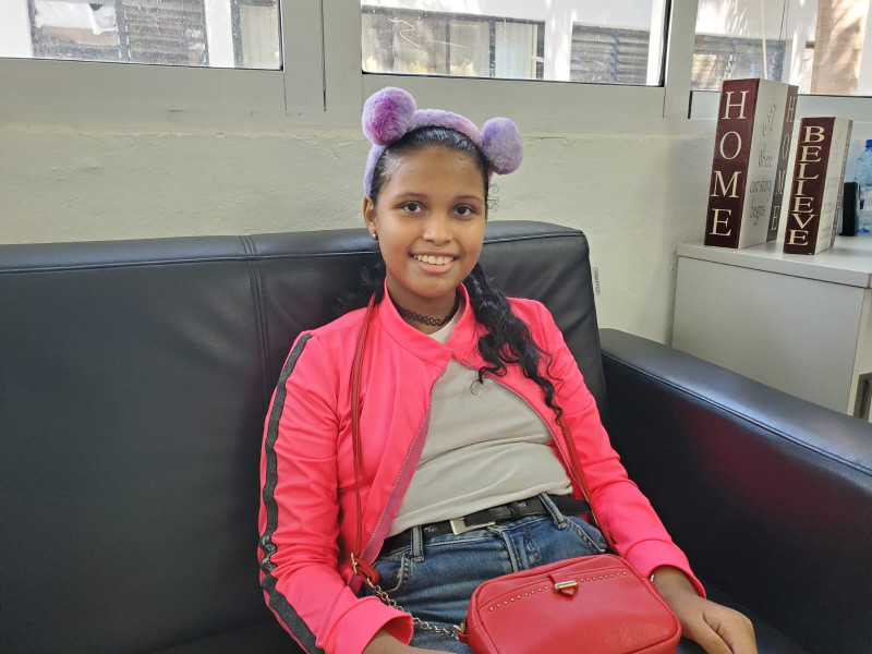 Hilary Domínguez Peña, de 11 años, sonríe días después de haber salido del Hospital Vinicio Calventi donde permaneció 14 días batallando contra un dengue grave.