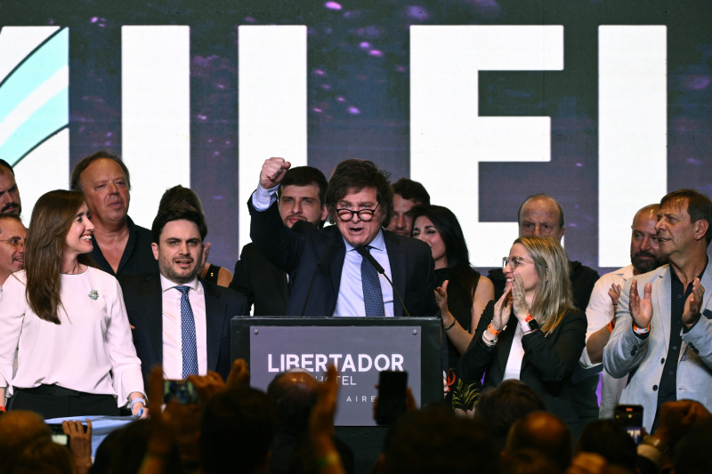 El congresista argentino y candidato presidencial a la Alianza Libertad Avanza, Javier Milei, habla con sus partidarios después de conocer los primeros resultados de las elecciones presidenciales.