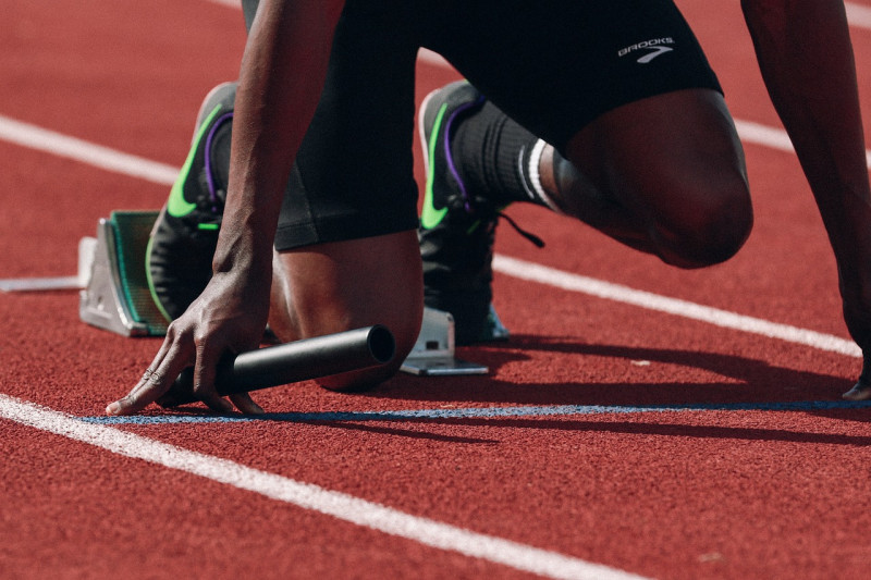 Fotografía muestra atleta en posición para correr.