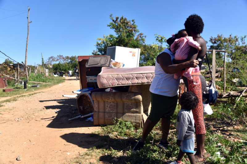 Una familia se abraza y llora de forma desconsolada minutos después de ser desalojada de su vivienda