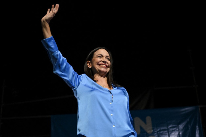 La precandidata presidencial venezolana del partido opositor Vente Venezuela, María Corina Machado (C), celebra los resultados de las elecciones primarias de la oposición en la sede de su partido en Caracas el 22 de octubre de 2023.