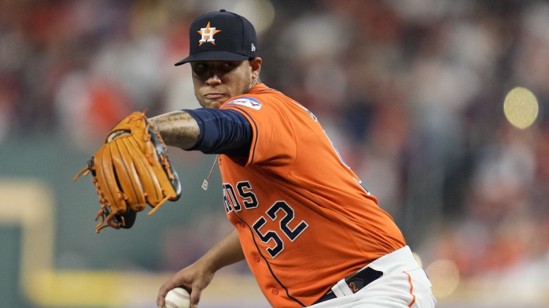 Bryan Abreu lanza en la octava entrada del juego 6 de la Serie de Campeonato ante los Rangers de Texas el domingo 22 de octubre del 2023.