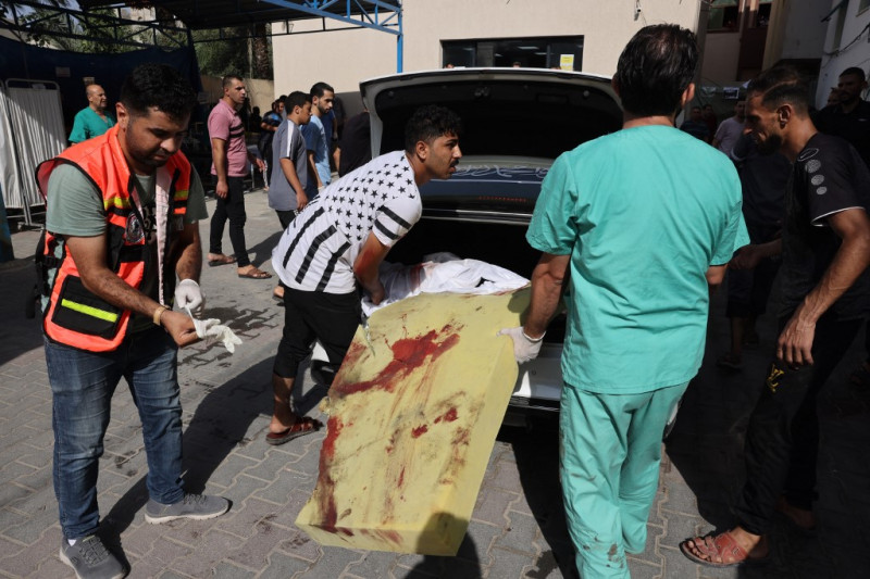 El maletero de un vehículo que transportaba a una víctima se descarga en los terrenos de un hospital tras un ataque aéreo israelí en Rafah, en el sur de la Franja de Gaza, el 23 de octubre de 2023, en medio de los combates en curso entre Israel y el grupo palestino Hamás.
