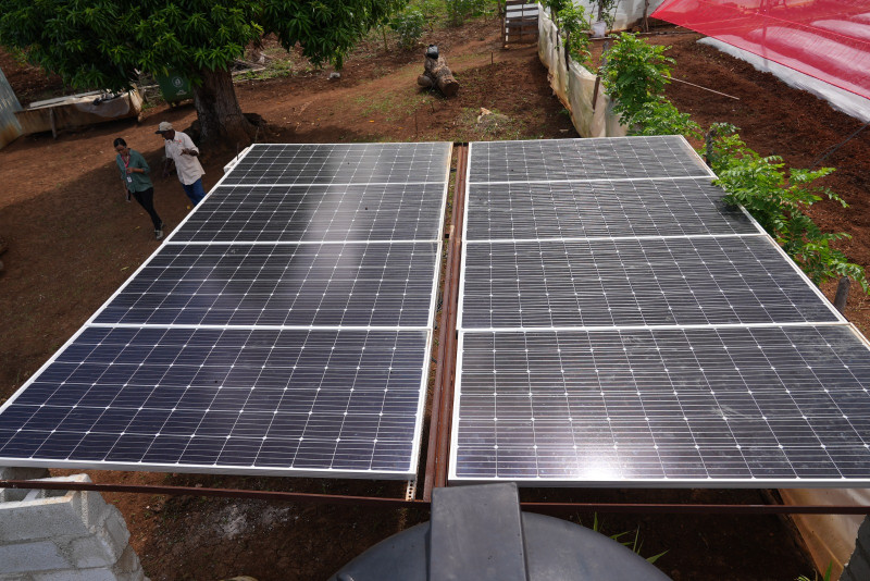 Los paneles solares instalados generará energía para las viviendas y las bombas sumergibles.