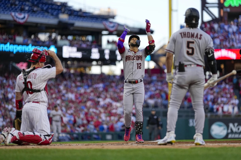 Lourdes Gurriel Jr. pegó jonrón en la victoria de Arizona sobre los Filis de Filadeldia.