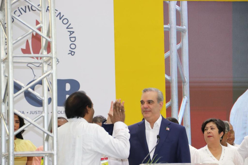 El general retirado Jorge Zorrilla Ozuna durante el juramento al presidente Luis Abinader para llevarlo en su casilla en las elecciones de 2024.