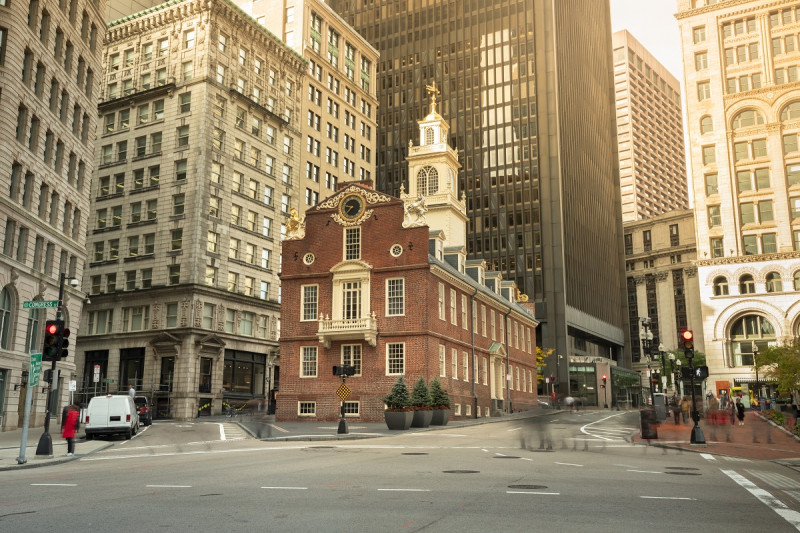 ‘The Old State House Museum’ parece una casita de juguete junto a los modernos rascacielos de Boston. Desde su balcón se leyó al pueblo la Declaración de Independencia.