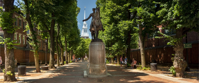 Estatua de Paul Revere, en Boston. Al fondo se observa la torre de la Iglesia Old North.