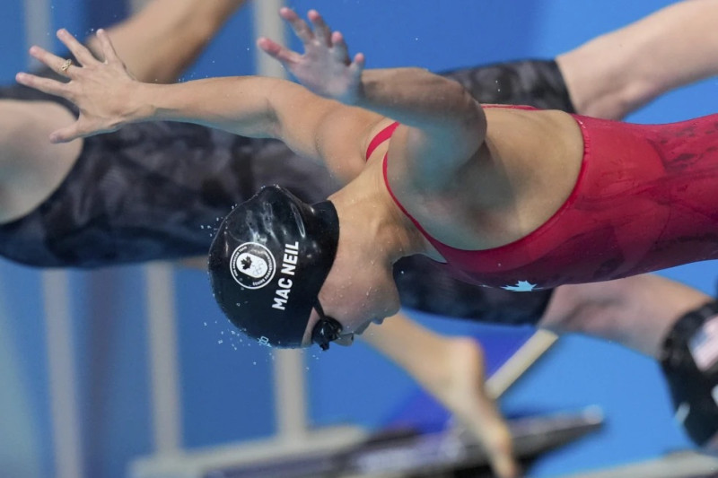 La canadiense Maggie Mac Neil se zambulle en la final de los 50 metros estilo libre de los Juegos Panamericanos en Santiago, Chile, el martes 24 de octubre de 2023.