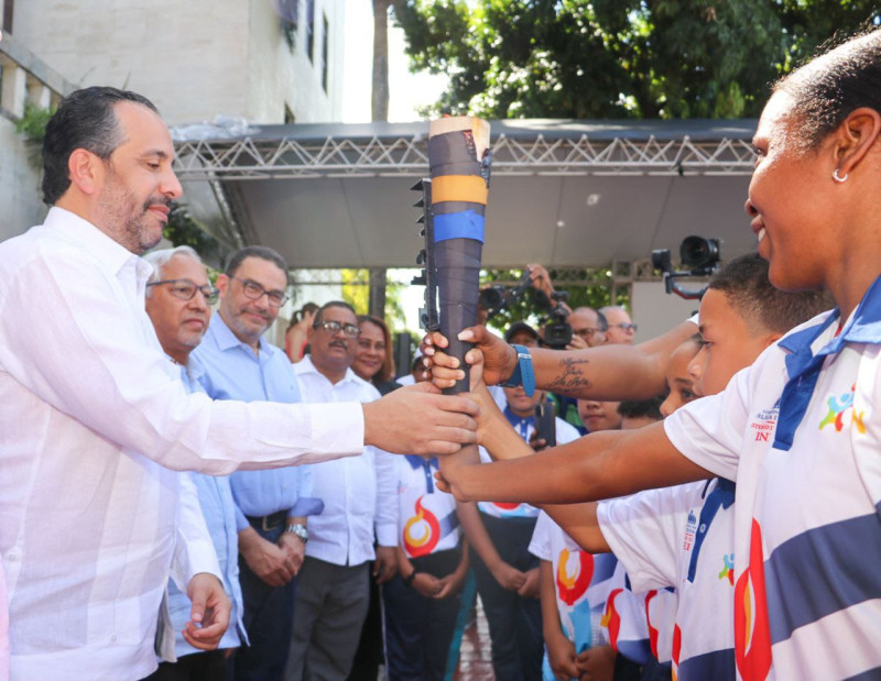 El director ejecutivo del INEFI, Alberto Rodríguez, entrega la antorcha.