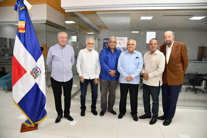 De izquierda a derecha: Joselín Rodríguez, Luis Ramón Cordero, Dionisio Guzmán (presidente), Amable Damirón, Marcos Jiménez y Atilio de Frías, principales directivos del Pabellón de la Fama del Deporte Dominicano.