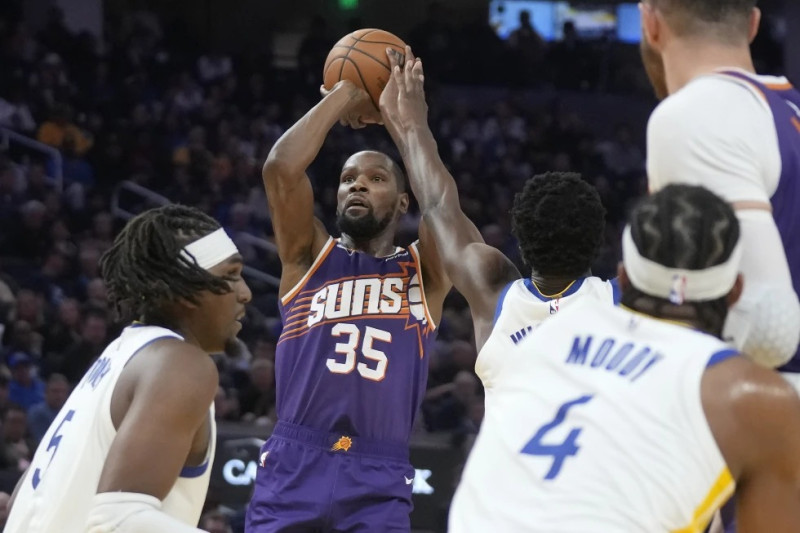 Kevin Durant, de los Suns de Phoenix, dispara en el partido del martes ante los Suns de Phoenix.