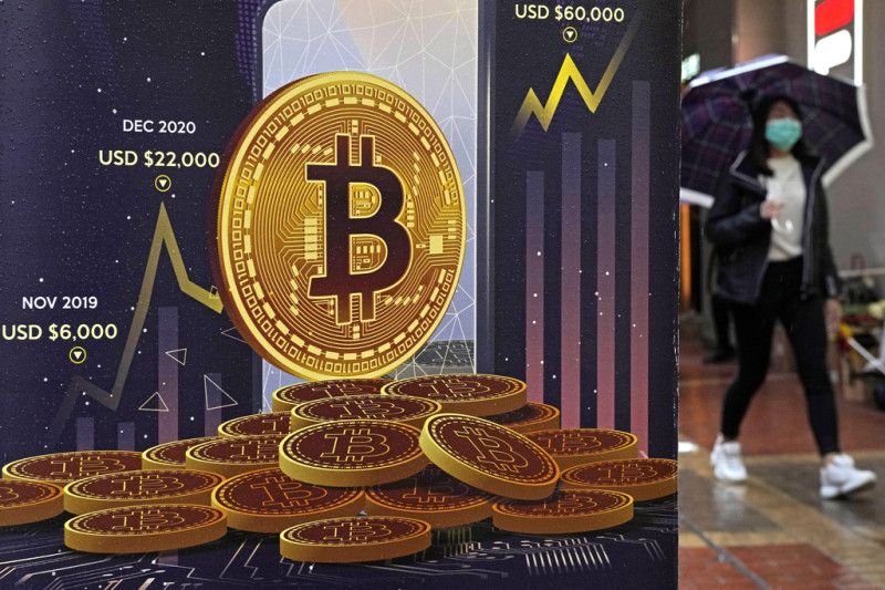 Un anuncio de la criptomoneda Bitcoin en una calle de Hong Kong, el jueves 17 de febrero de 2022.