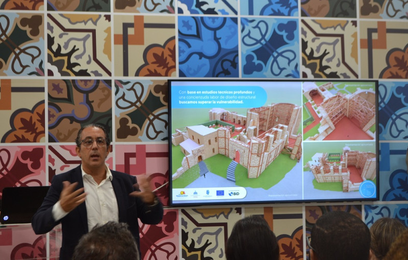 Amín Abel Santos, coordinador del Programa de Revitalización “Tu Ciudad Colonial”, muestra las intervenciones que se harán en las Ruinas de San Francisco.