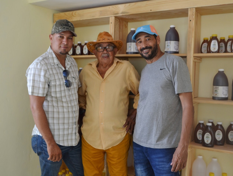 Los apicultores Bienvenido Perdomo, Fofo Soto Martínez y Alex Melo, en el centro de extracción de miel en Las Calderas.