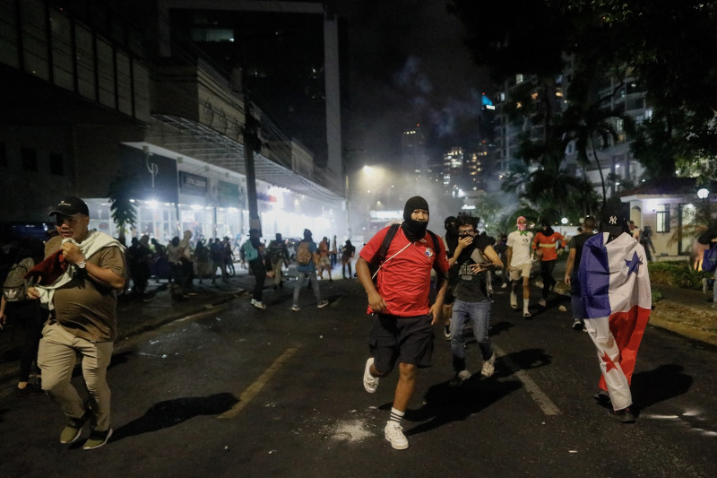 Manifestantes chocan con la policía antidisturbios durante una protesta contra el contrato de la empresa minera canadiense FQM en la ciudad de Panamá.