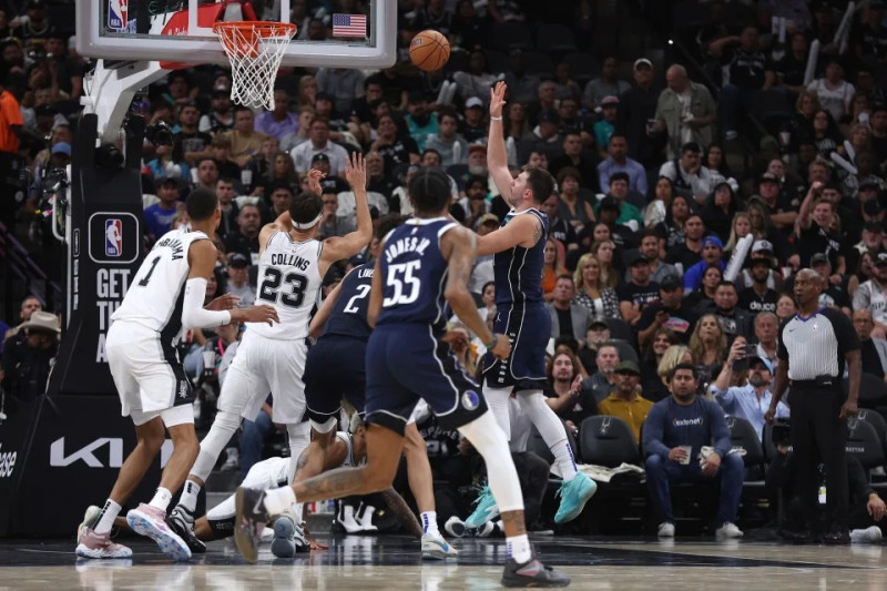 Luka Doncic, de Dallas, lanza al canasto en el partido de la NBA frente a los Spurs de San Antonio.
