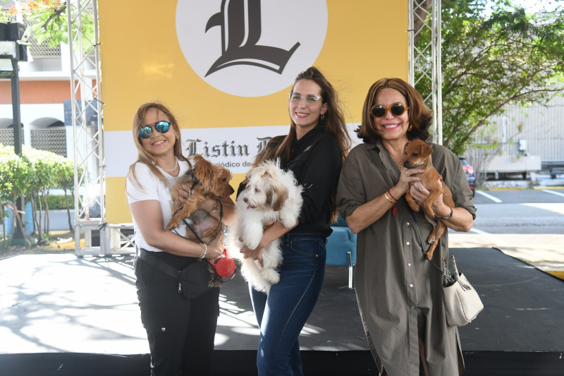 Patricia Hernández junto a Mylo, Kristie Wrinkler junto a Akira y Rosanna Rivera junto a una mascota de la Fundación de Blanck
