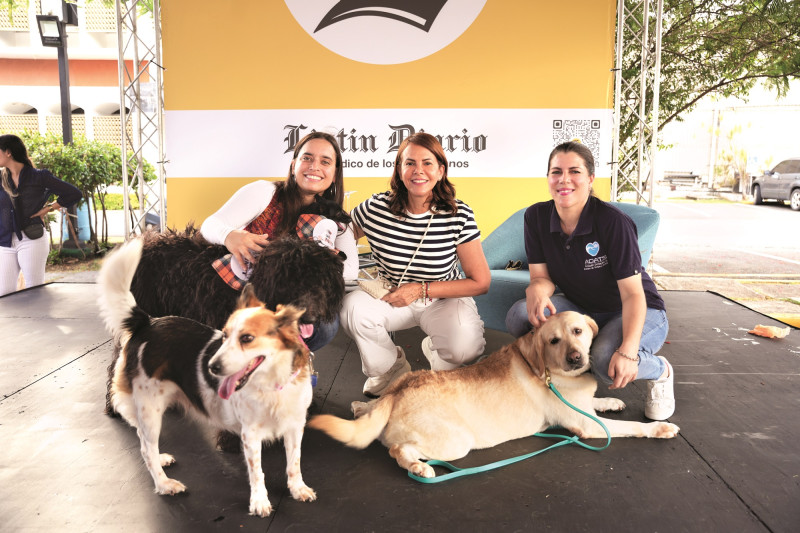 Yvanna Lajara, Mireya Borrell y Karen González junto a sus mascotas