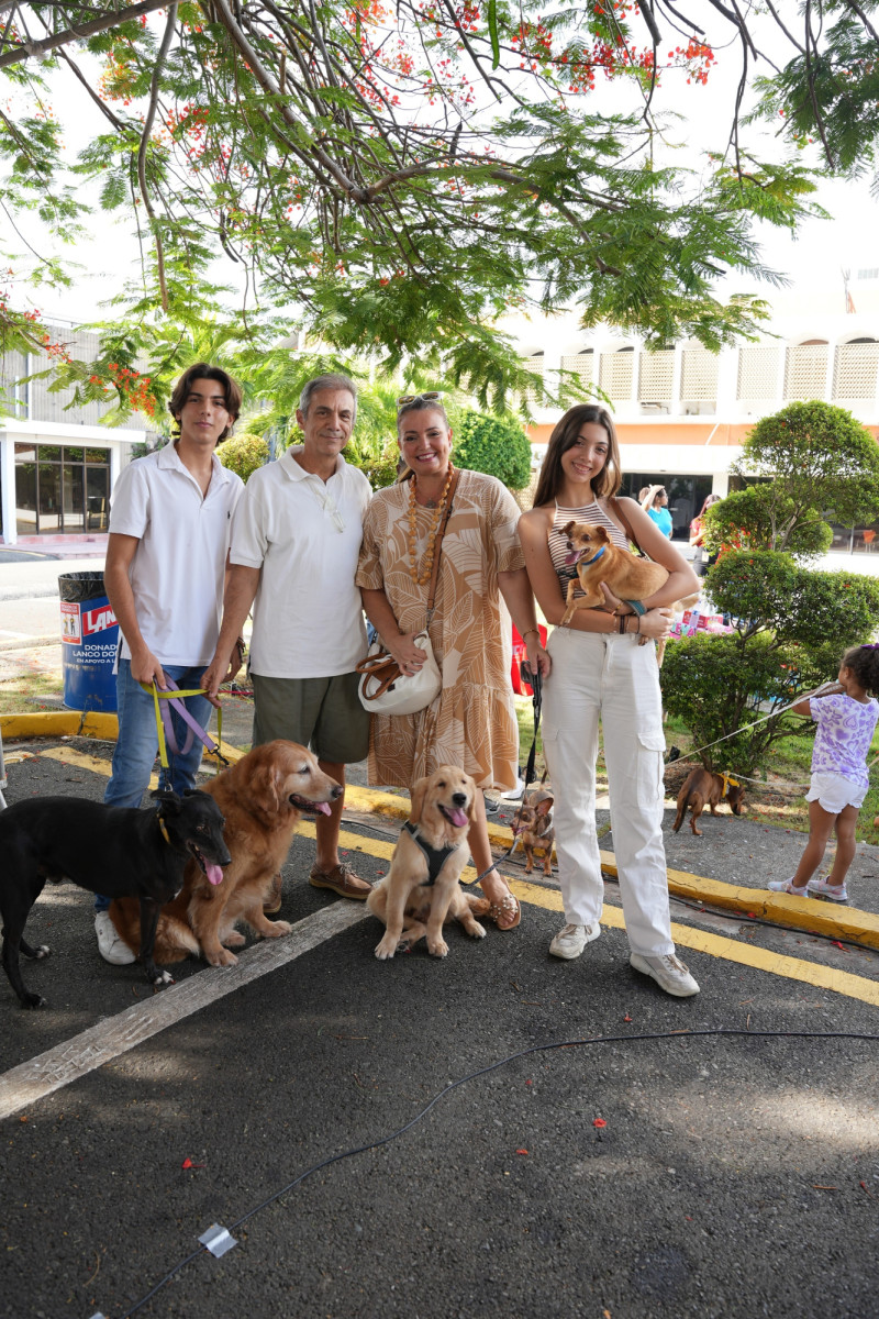Rodrigo Armenteros, Jesús F. Armenteros, Mónica Medina y Sofía Armenteros junto a sus macotas Stella, Nico, Paco y Kimmy.