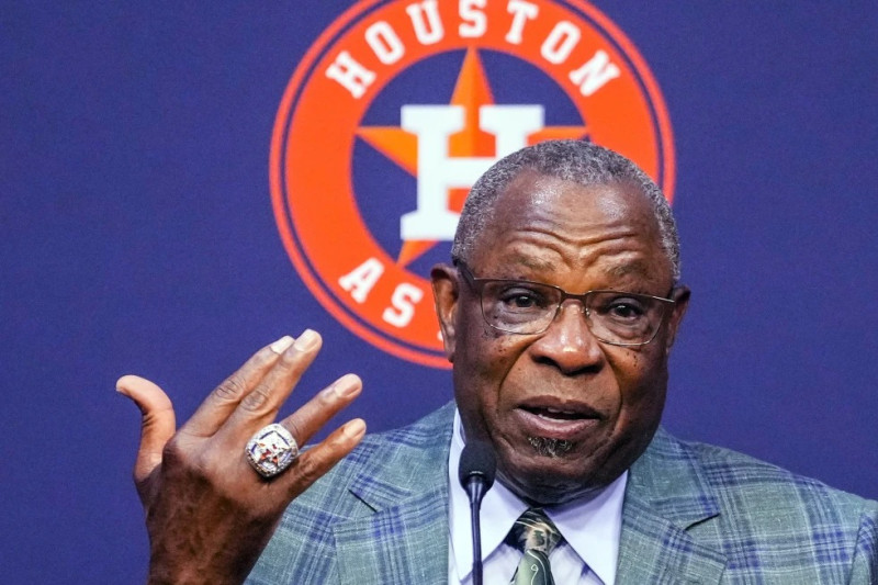 El mánager de los Astros de Houston Dusty Baker Jr. sostiene su anillo de campeón de la Serie Mundial que ganó con el equipo durante la conferencia de prensa.