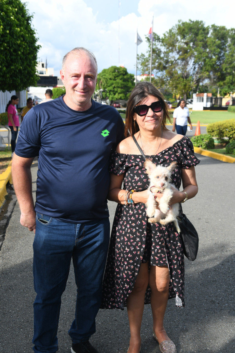 Danilo Bargagli y Delfina Logroño con su mascota Bebé.