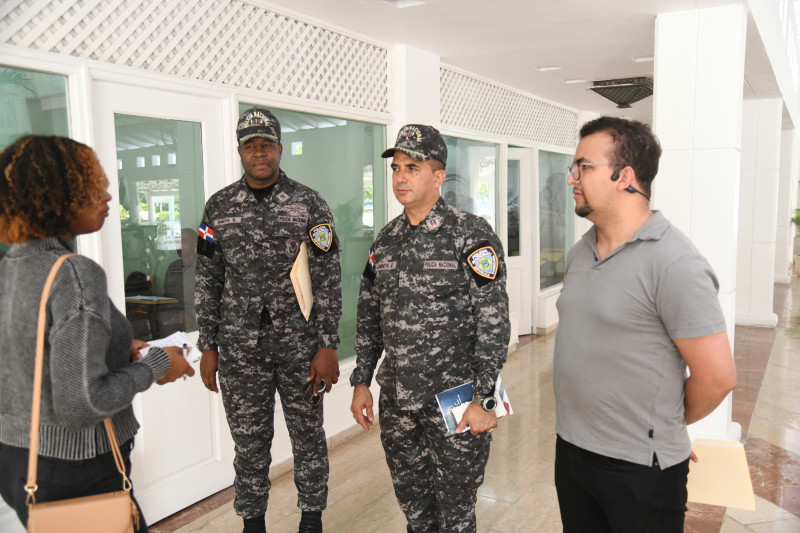 El coronel Landeta Estrella, director de la escuela junto a otros técnicos, mientras ofrece informaciones a periodistas de Listín Dario.