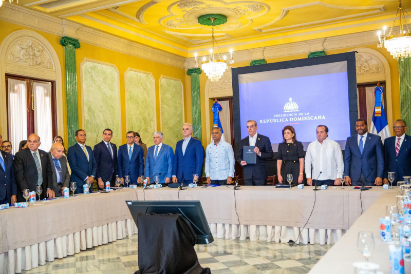 El presidente Luis Abinader firmó el Pacto de Nación junto a los dirigentes de 28 partidos políticos, rectores universitarios e intelecturales en el Palacio Nacional.