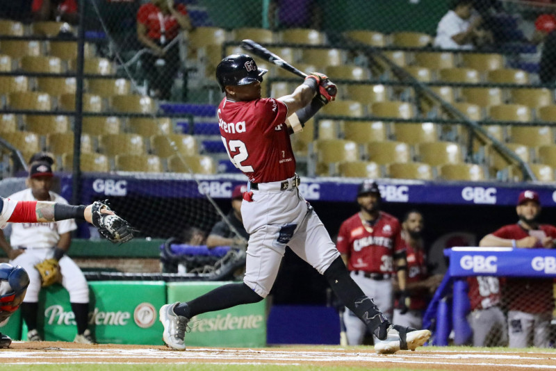 Julio Carreras, de los Gigantes, al momento de conectar un jonrón con dos en bases.