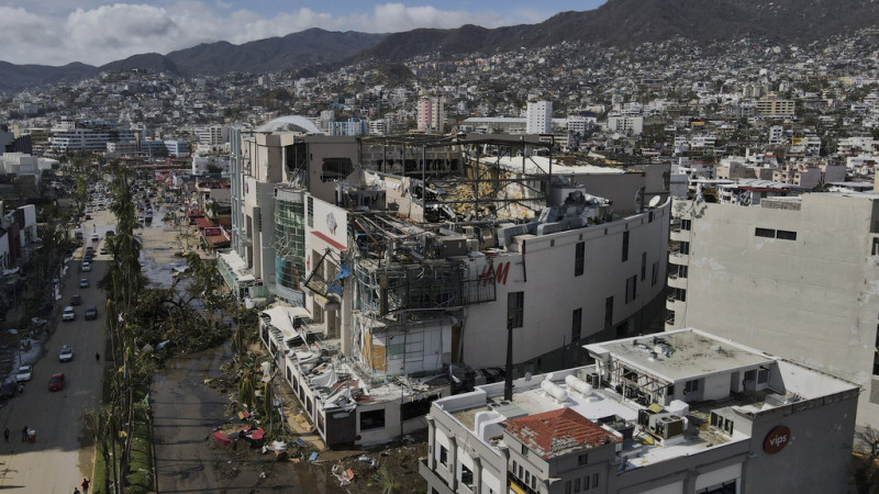 Los edificios dañados permanecen después de que el huracán Otis azotó Acapulco