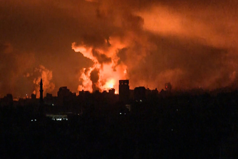 Israel ha intensificado sus bombardeos sobre la Franja de Gaza, pese a llamados a una tregua para permitir que ingrese la ayuda humanitaria.