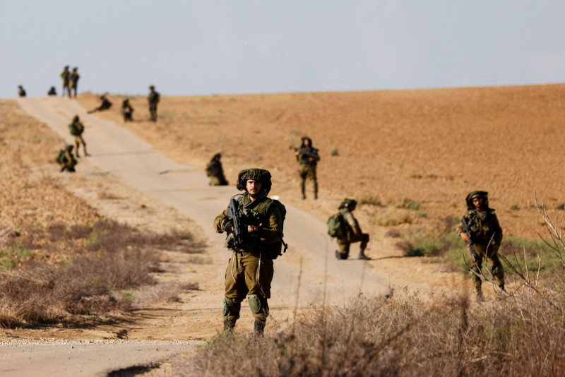 Soldados israelíes vigilan la frontera con Gaza.