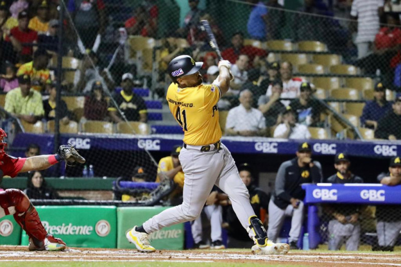 Francisco Peña pega doble en el estadio Quisqueya Juan Marichal.