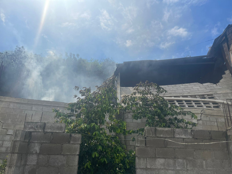 Pared agrietada, producto de incendio desde la madrugada del viernes, en una fábrica de textiles en Santiago.