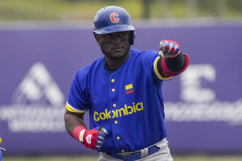 Dilson Herrera celebra tras conectar un hit ante el equipo de Brasil.