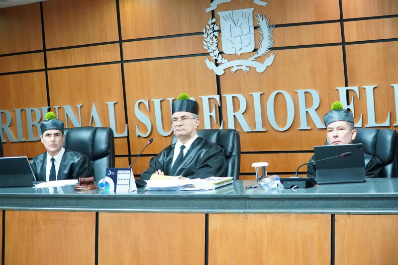 Magistrado Ygnacio Pascual Camacho Hidalgo, juez presidente, Pedro Pablo Yermenos Forastieri y Fernando Fernández Cruz.
