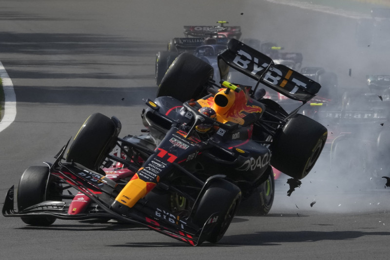 El piloto de Red Bull Sergio Pérez de México, al frente, choca con el piloto de Ferrari Charles Leclerc