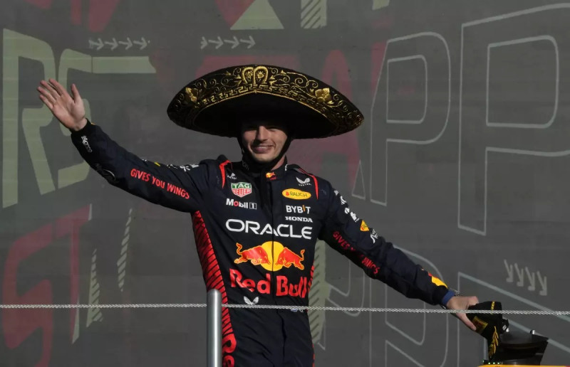 Verstappen celebra tras ganar la victoria.