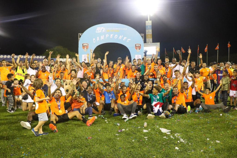 Jugadores, el cuerpo técnico y seguidores del Cibao Fútbol Club celebran la conquista del cetro al superar en la final al onceno de Moca.