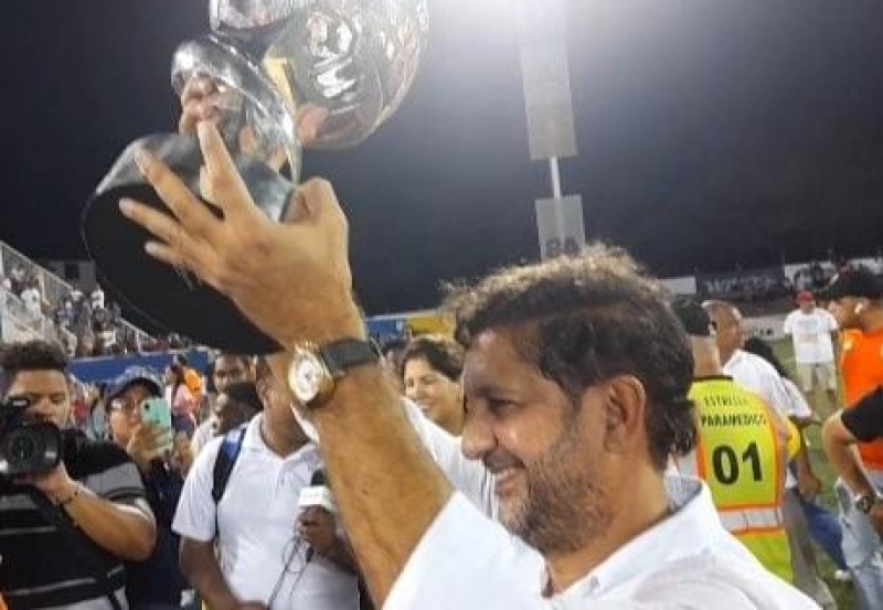 El ingeniero Manuel Estrella, presidente del Cibao FC, levanta la copa de campeón del torneo.