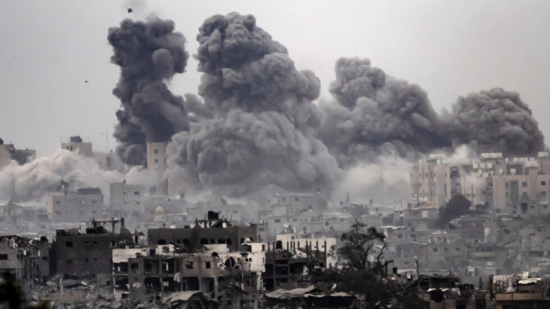 Israel mantiene incesantes bombardeos sobre Gaza, pese a los llamados a una tregua de la comunidad internacional.