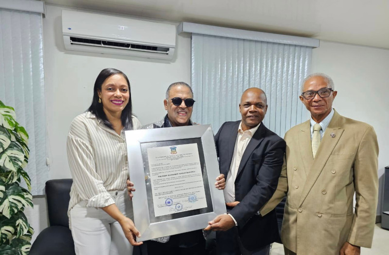 Wilfrido Vargas recibiendo el reconocimiento de la UNESCO