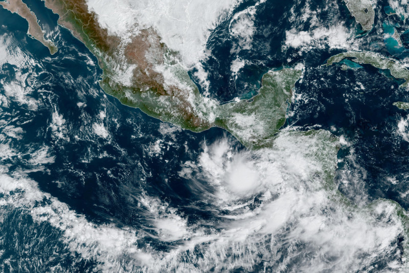 Tormenta tropical Pilar acercándose a El Salvador en el Pacífico