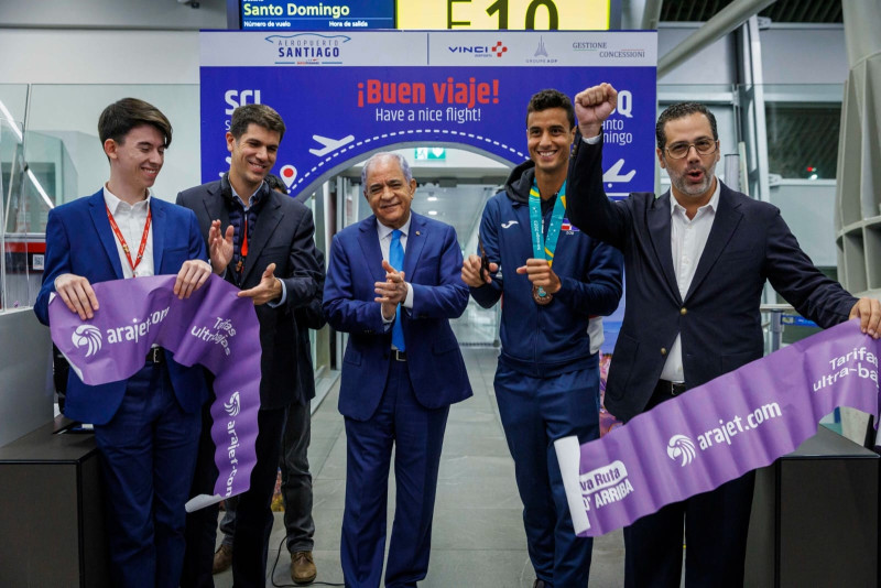 El tenista Roberto Cid, medallista de bronce en los juegos (en dobles junto a Rick Hardt), tuvo a su cargo el corte de la cinta inaugural en el aeropuerto de Santiago.