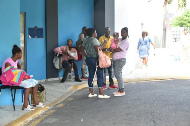 Madres con sus hijos en brazos esperan hasta fuera de los centros para ser asistidas.