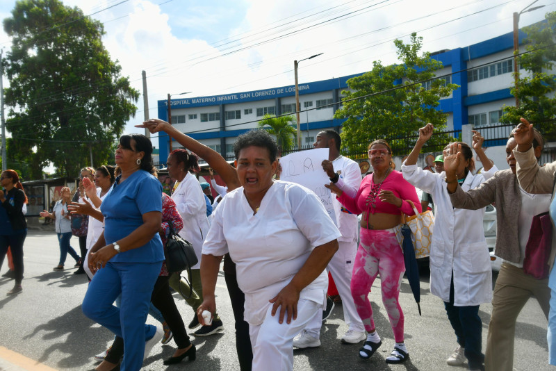 Personal de salud de la Maternidad de Los Mina se congrega en las calles tras recibir la informacion de que no pertenecen al Servicio Nacional de Salud (SNS).